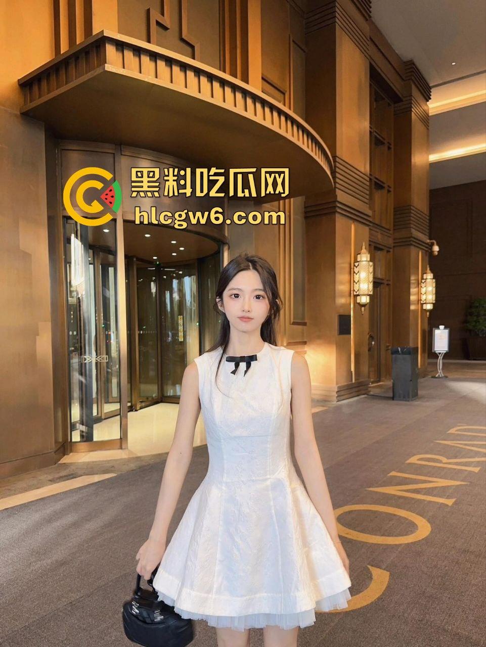 广西南宁闹市街头上演车震狂欢 屁股暴露还敢女上位 骑得像浪头拍岸 爷们一边开车一边猛操 高手在民间！-13