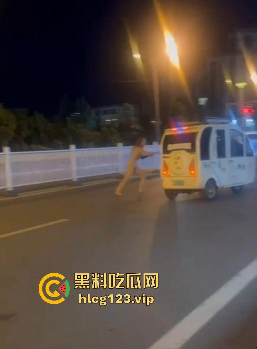 河北邢台快手网红吴媛媛吸毒后大街裸奔!性感长腿翘臀,精神小妹彻底玩嗨学狗爬行!-5