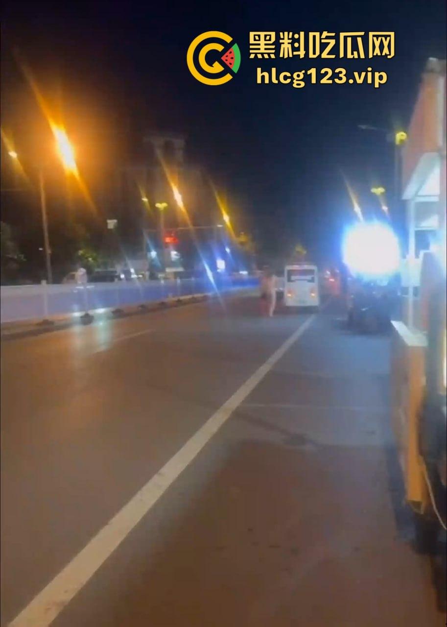 河北邢台快手网红吴媛媛吸毒后大街裸奔!性感长腿翘臀,精神小妹彻底玩嗨学狗爬行!-8