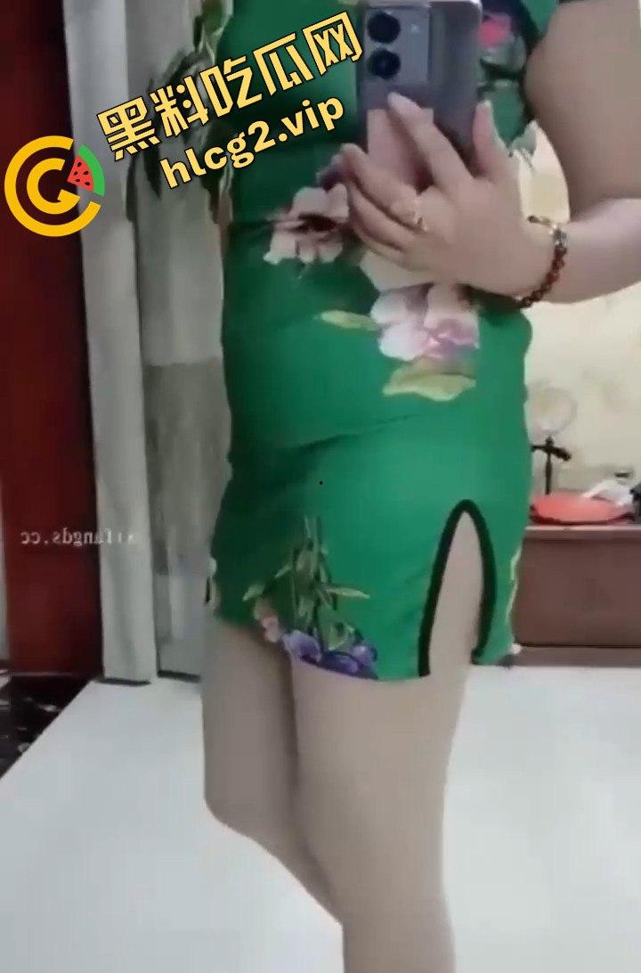 快手网红熟女『女人本色』跟儿子乱伦啪啪视频流出!大奶丝袜骚人妻跪舔口交!-3