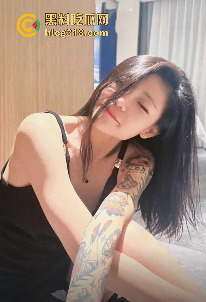 抖音网红【然后的然】直播PK为拉人气票竟现场脱衣服,全裸奶子小穴全露大放送,热心观众纷纷录屏!-3