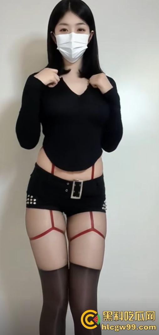 抖音30万粉网红『菜牙』伺候大哥，黑丝吊带抠逼自嗨喷水，给大哥定制福利视频，结果流出全网疯传！-9