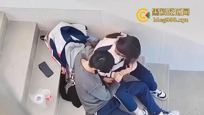 保定学院李梦茹与男友楼道啪啪被偷拍 深情舌吻 脱裤抠穴 年轻就是好啊-11