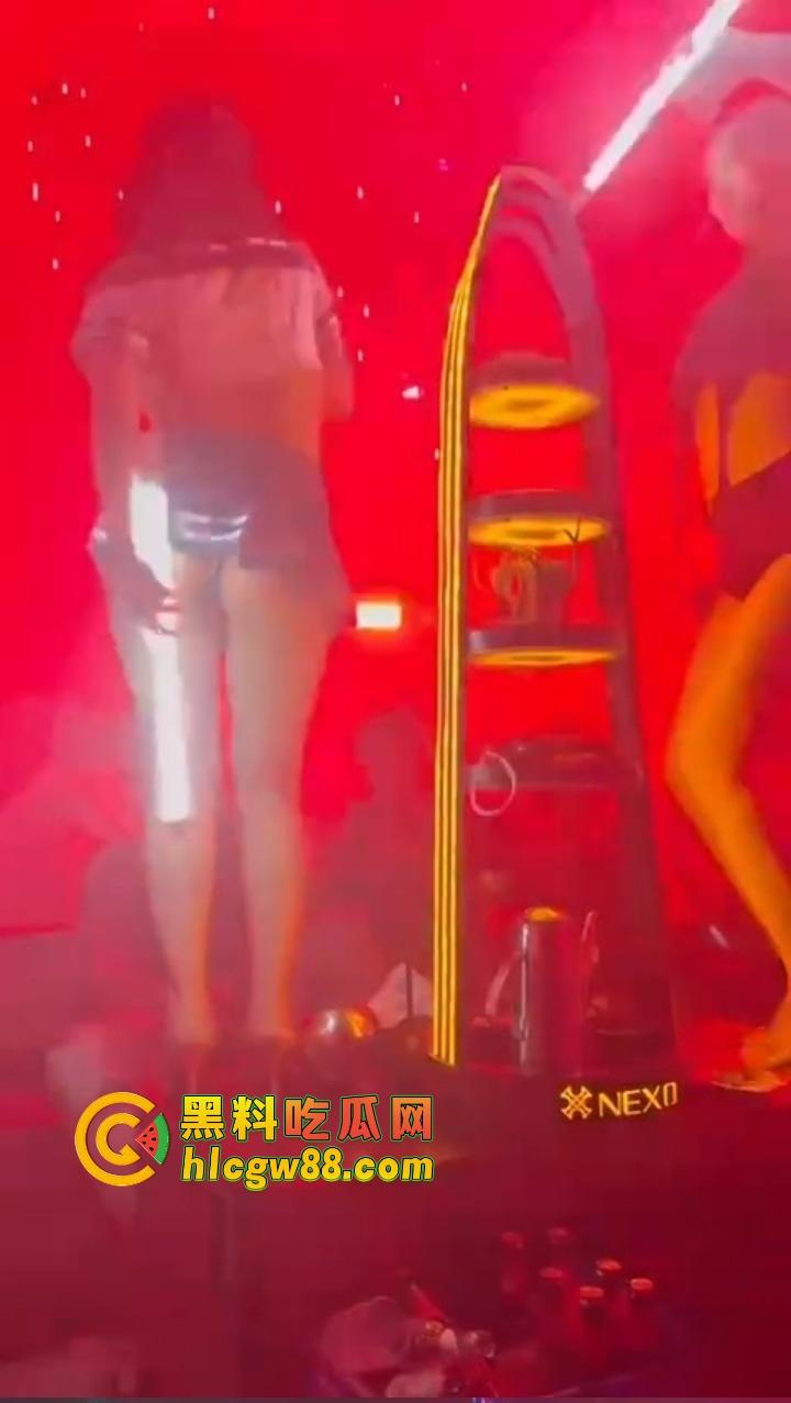 再见了朋友，今晚我就要起航！夜店丰乳肥臀小骚逼，直接摸逼闻味，确认确认无异味即刻战斗状态！-1