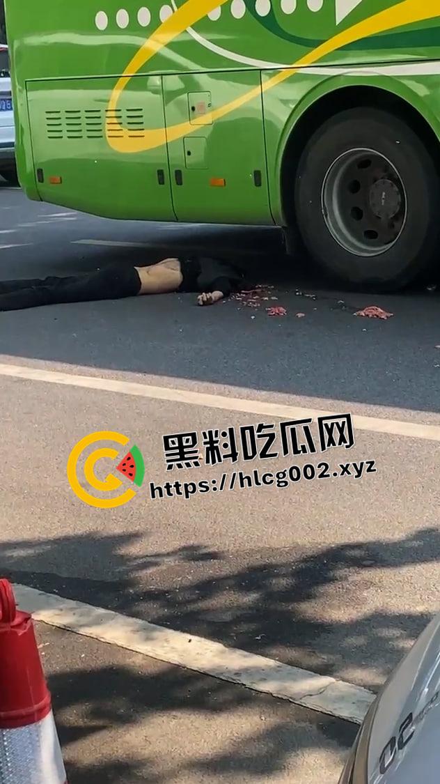 西平汽车站车祸现场视频！男子不戴头盔被公交车碾压爆头 一地脑浆 血腥慎入-3