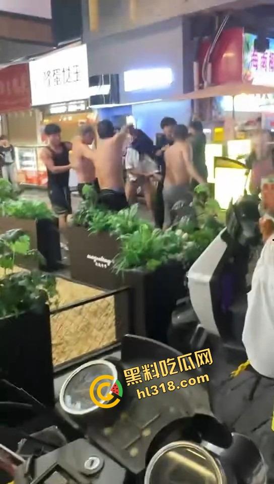 白云区老楼顶炸场,精神小伙带小妹空降大叔地盘,十几人混战,岁数终究敌不过荷尔蒙!-2