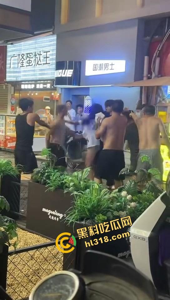 白云区老楼顶炸场,精神小伙带小妹空降大叔地盘,十几人混战,岁数终究敌不过荷尔蒙!-3