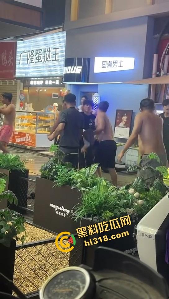 白云区老楼顶炸场,精神小伙带小妹空降大叔地盘,十几人混战,岁数终究敌不过荷尔蒙!-4