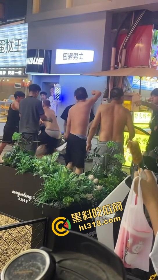 白云区老楼顶炸场,精神小伙带小妹空降大叔地盘,十几人混战,岁数终究敌不过荷尔蒙!-5