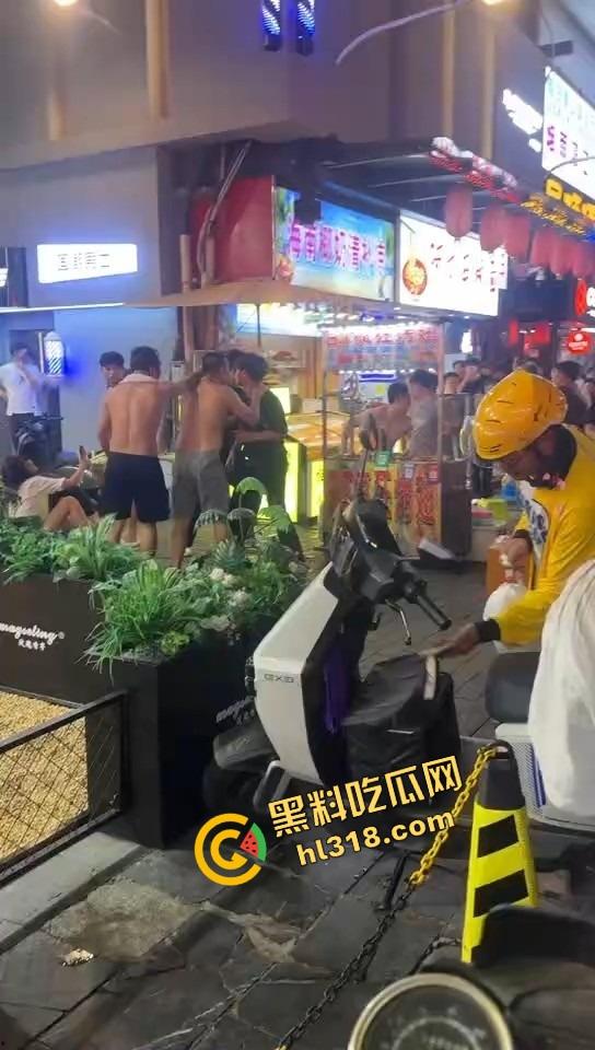 白云区老楼顶炸场,精神小伙带小妹空降大叔地盘,十几人混战,岁数终究敌不过荷尔蒙!-6