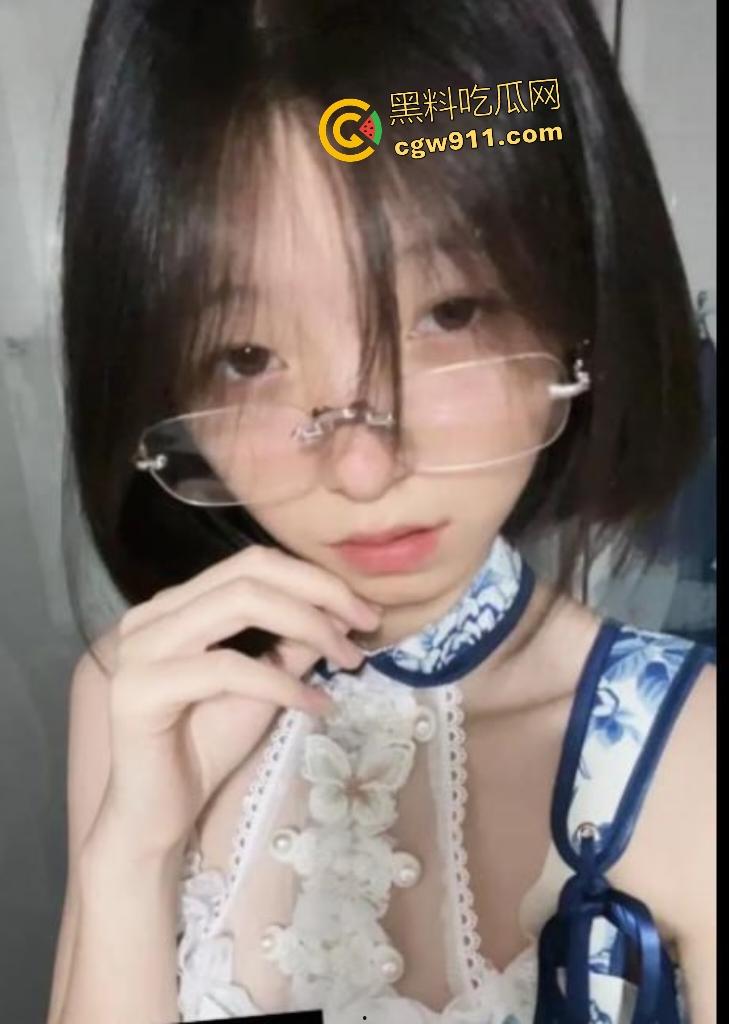 抖音50万粉丝清纯网红【鈴】,深夜商场男公厕笨比金主后入,听到走廊的走路声肉体碰撞更用力!-3