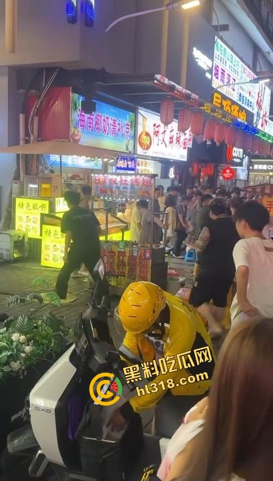 白云区老楼顶炸场,精神小伙带小妹空降大叔地盘,十几人混战,岁数终究敌不过荷尔蒙!-7