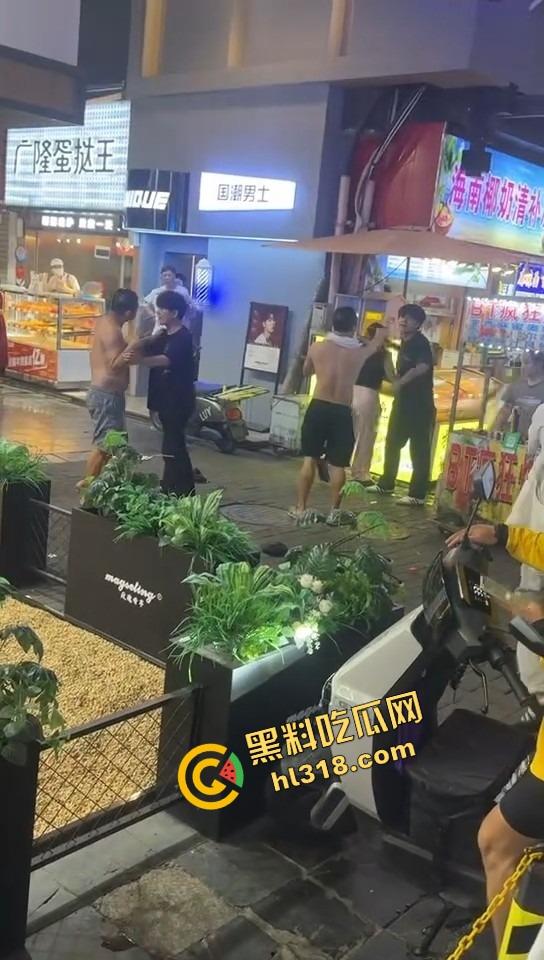 白云区老楼顶炸场,精神小伙带小妹空降大叔地盘,十几人混战,岁数终究敌不过荷尔蒙!-8