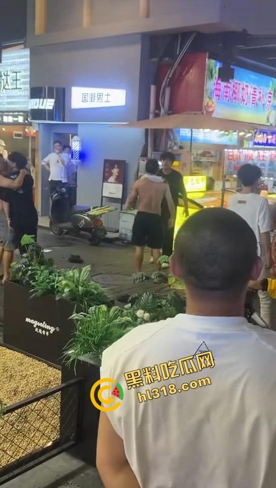 白云区老楼顶炸场,精神小伙带小妹空降大叔地盘,十几人混战,岁数终究敌不过荷尔蒙!-9