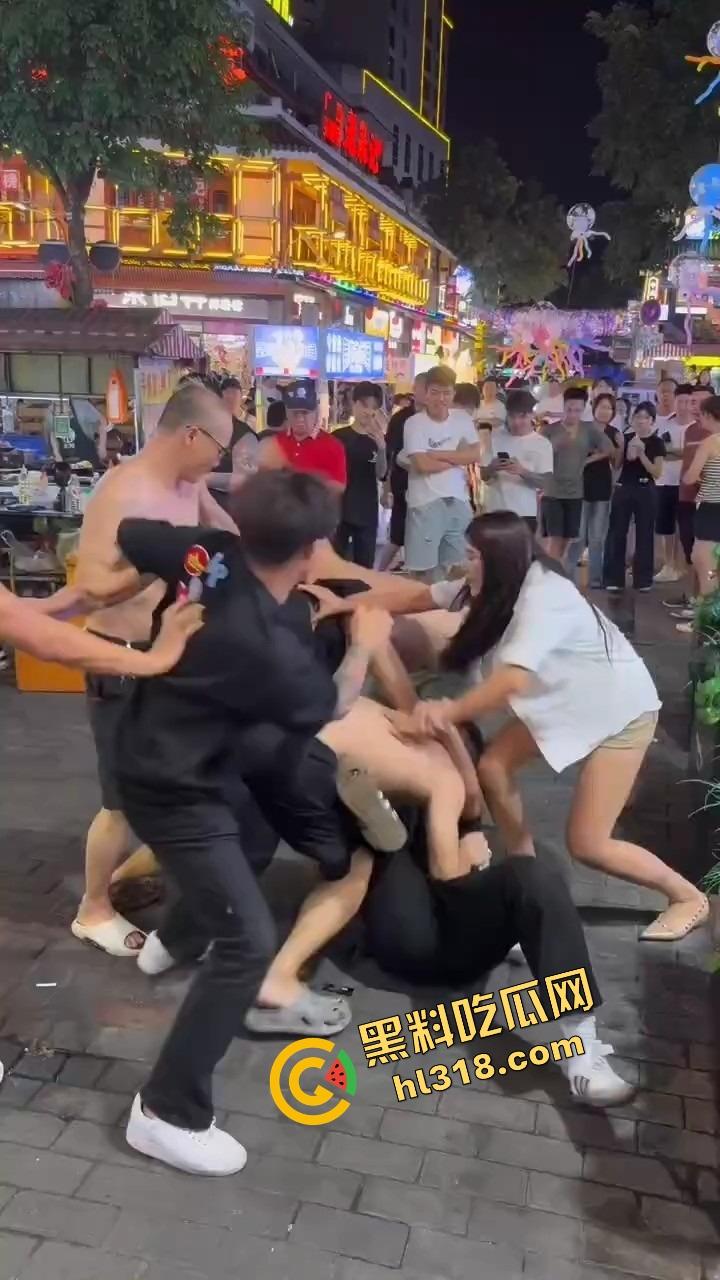 白云区老楼顶炸场,精神小伙带小妹空降大叔地盘,十几人混战,岁数终究敌不过荷尔蒙!-10