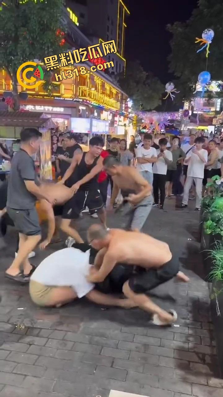 白云区老楼顶炸场,精神小伙带小妹空降大叔地盘,十几人混战,岁数终究敌不过荷尔蒙!-11