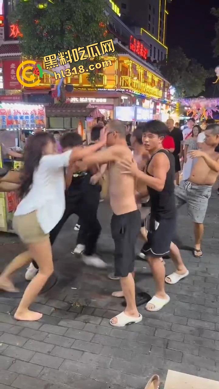 白云区老楼顶炸场,精神小伙带小妹空降大叔地盘,十几人混战,岁数终究敌不过荷尔蒙!-12