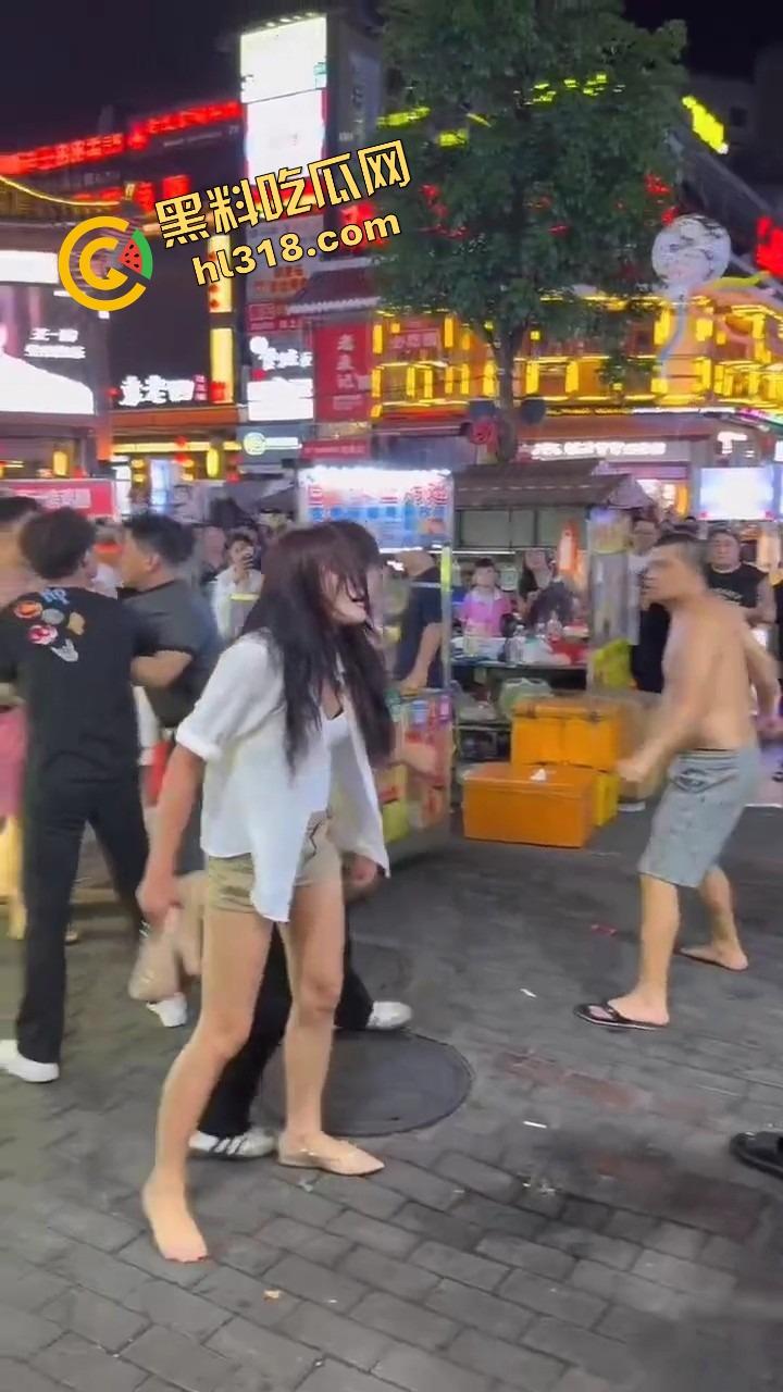 白云区老楼顶炸场,精神小伙带小妹空降大叔地盘,十几人混战,岁数终究敌不过荷尔蒙!-13