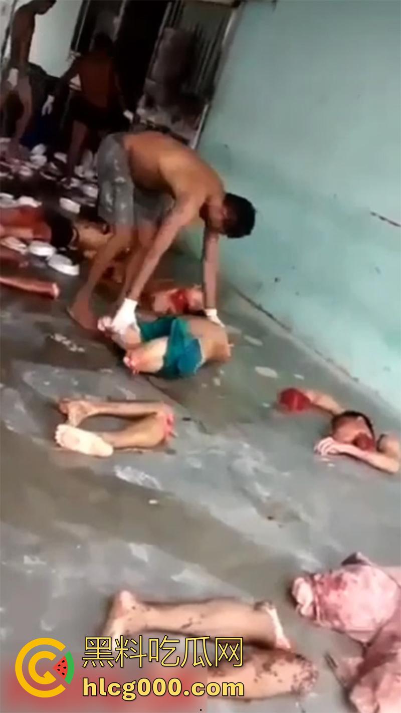 暗网流出恐怖一幕合集，小伙被砍透背部，东南亚混战分尸现场，树林剁头女孩被霸凌跳楼，胆小者勿入啊！-3