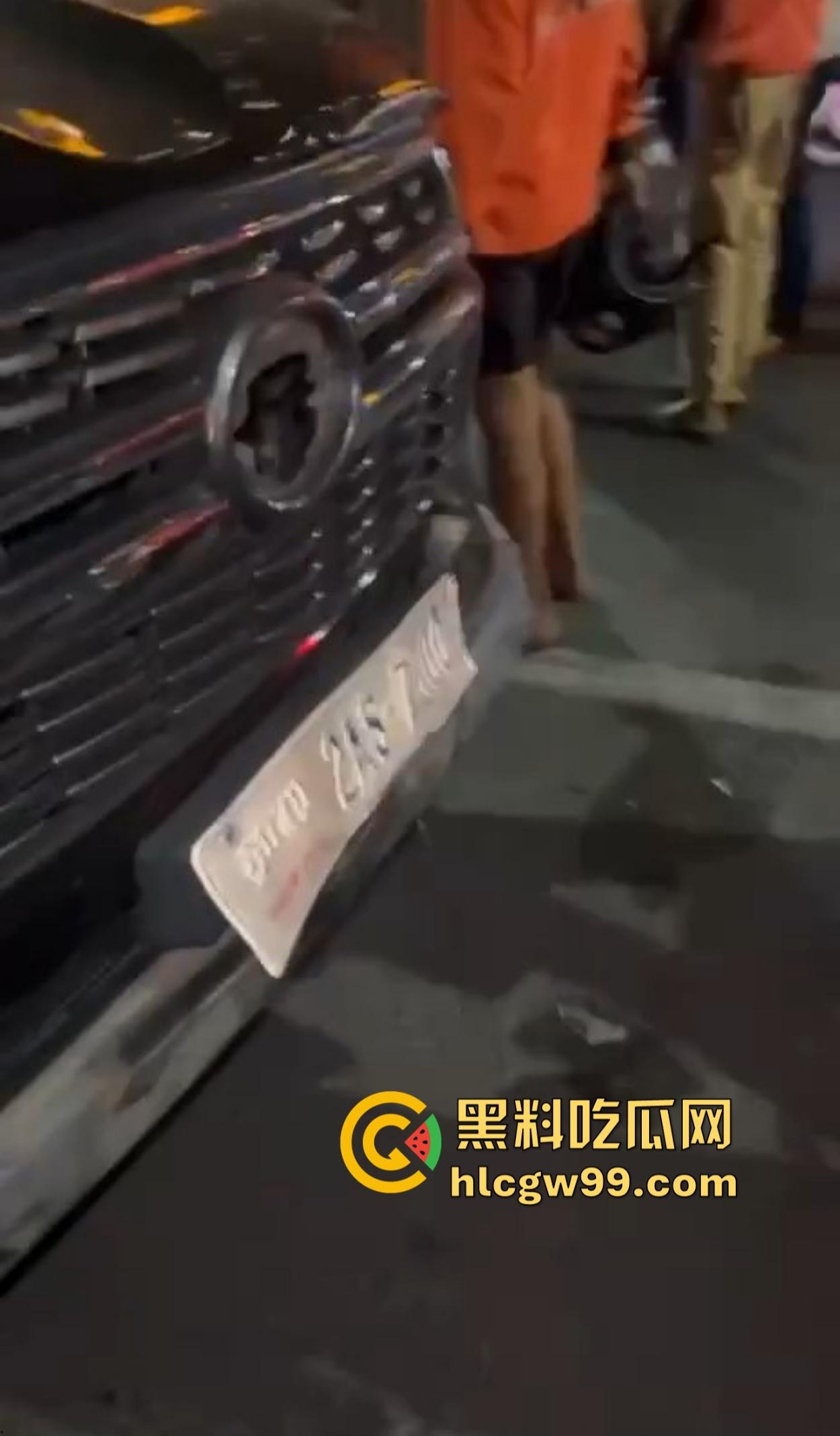 西港飙车肇事变车手逃亡，中国男子被外卖军团围堵暴揍 ，一边挨打一边喊骚瑞！-1