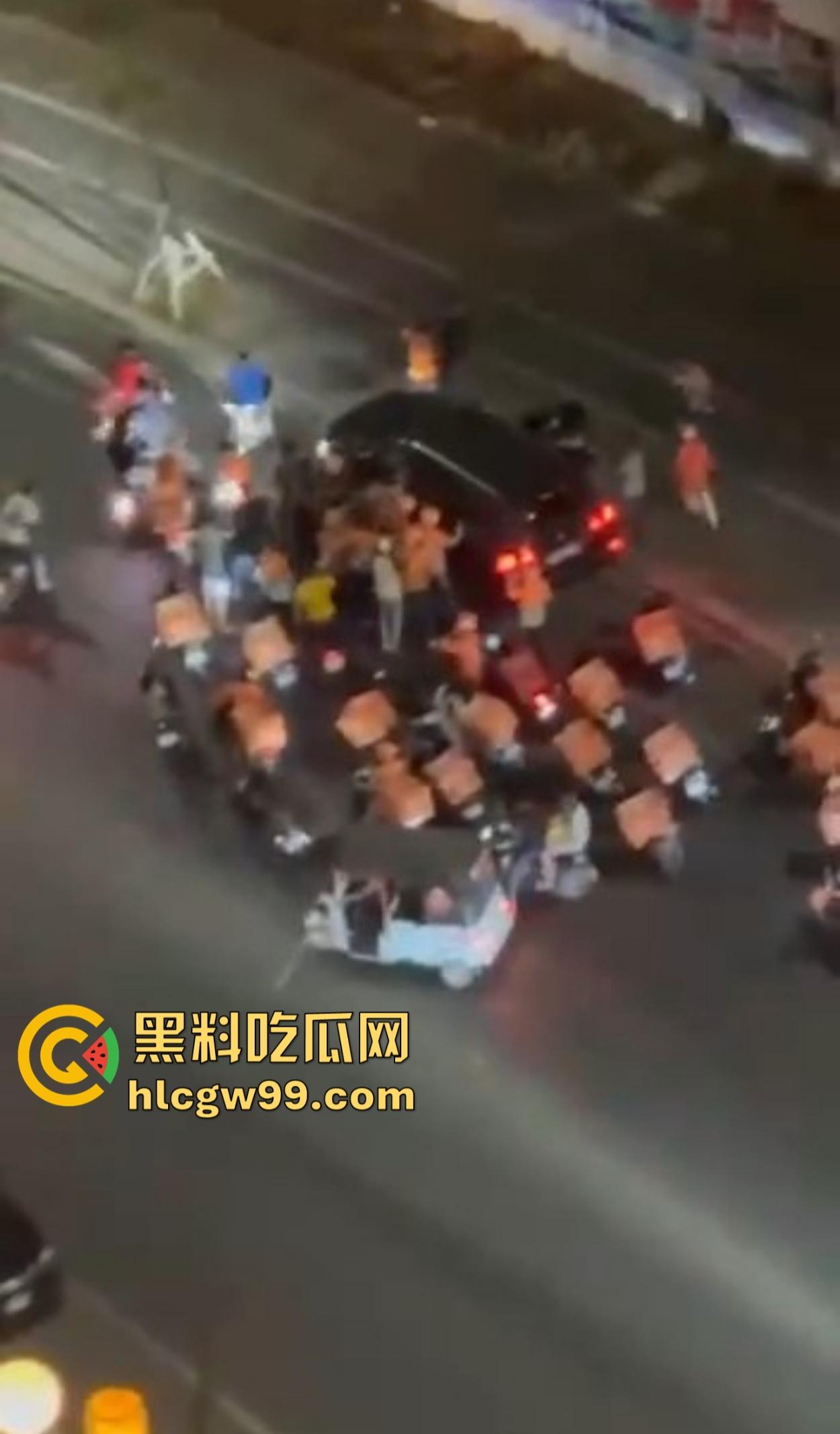 西港飙车肇事变车手逃亡，中国男子被外卖军团围堵暴揍 ，一边挨打一边喊骚瑞！-8