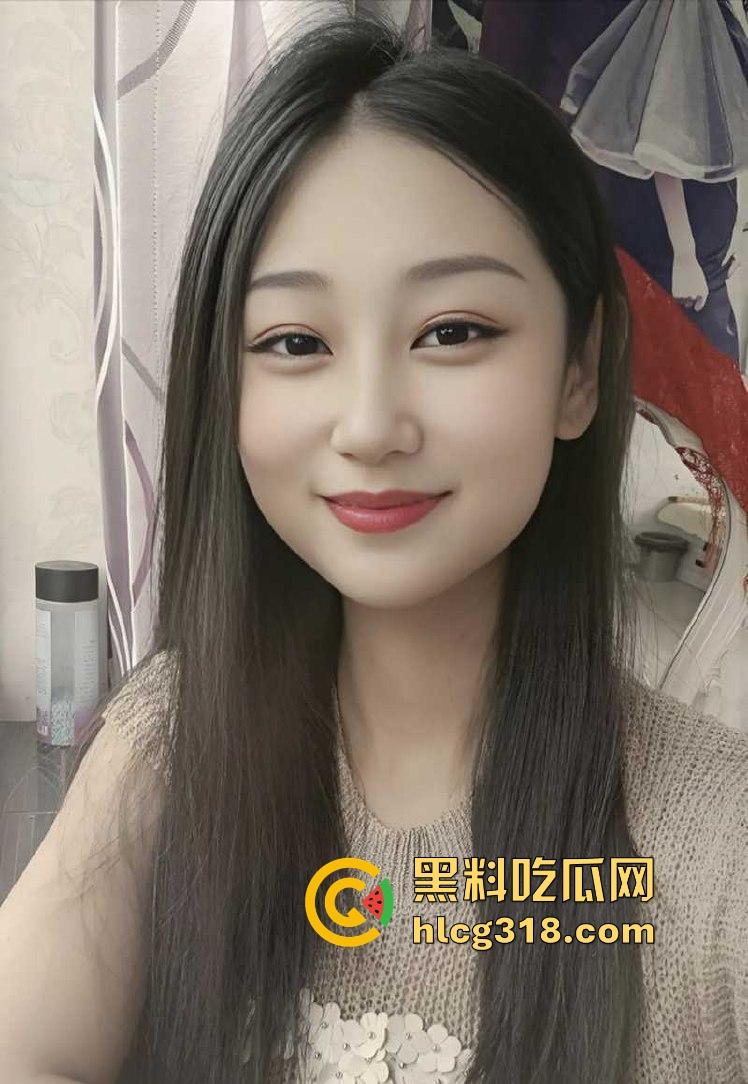 趁着哥哥睡着，跟嫂子在客厅偷情，性感嫂子主动骑乘，没忍住全射里面了。-2