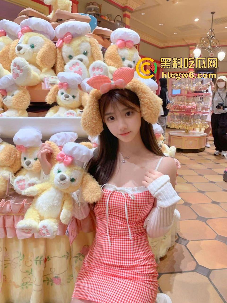 石家庄拜金人妻【林科汝】背着老公借口住闺蜜家,深夜出来陪两开路虎哥们3P,伺候得人骨头都酥了LV到手!-1