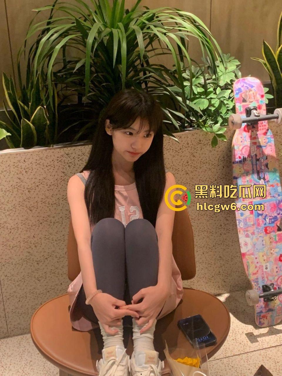 石家庄拜金人妻【林科汝】背着老公借口住闺蜜家,深夜出来陪两开路虎哥们3P,伺候得人骨头都酥了LV到手!-7