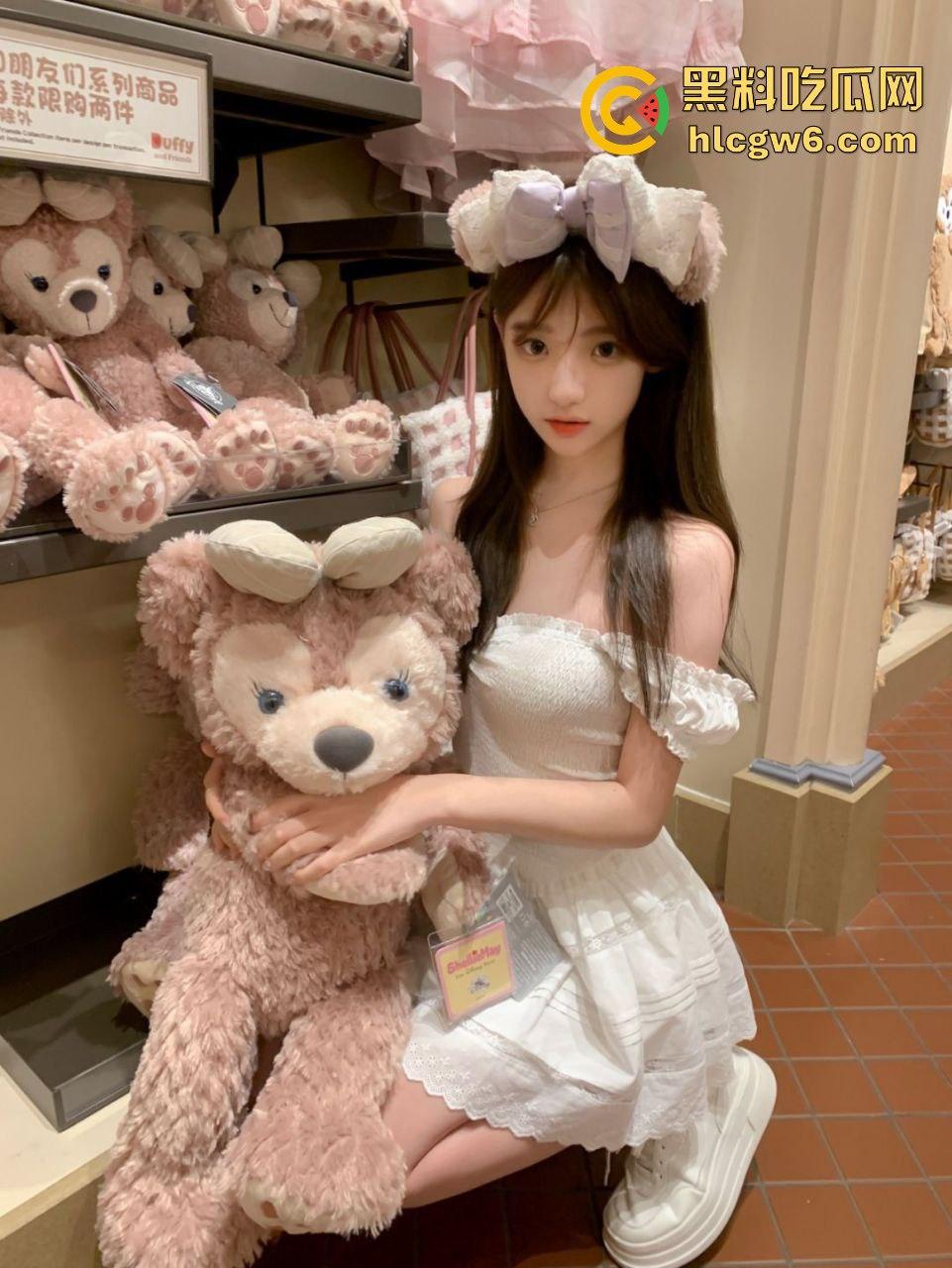 石家庄拜金人妻【林科汝】背着老公借口住闺蜜家,深夜出来陪两开路虎哥们3P,伺候得人骨头都酥了LV到手!-9