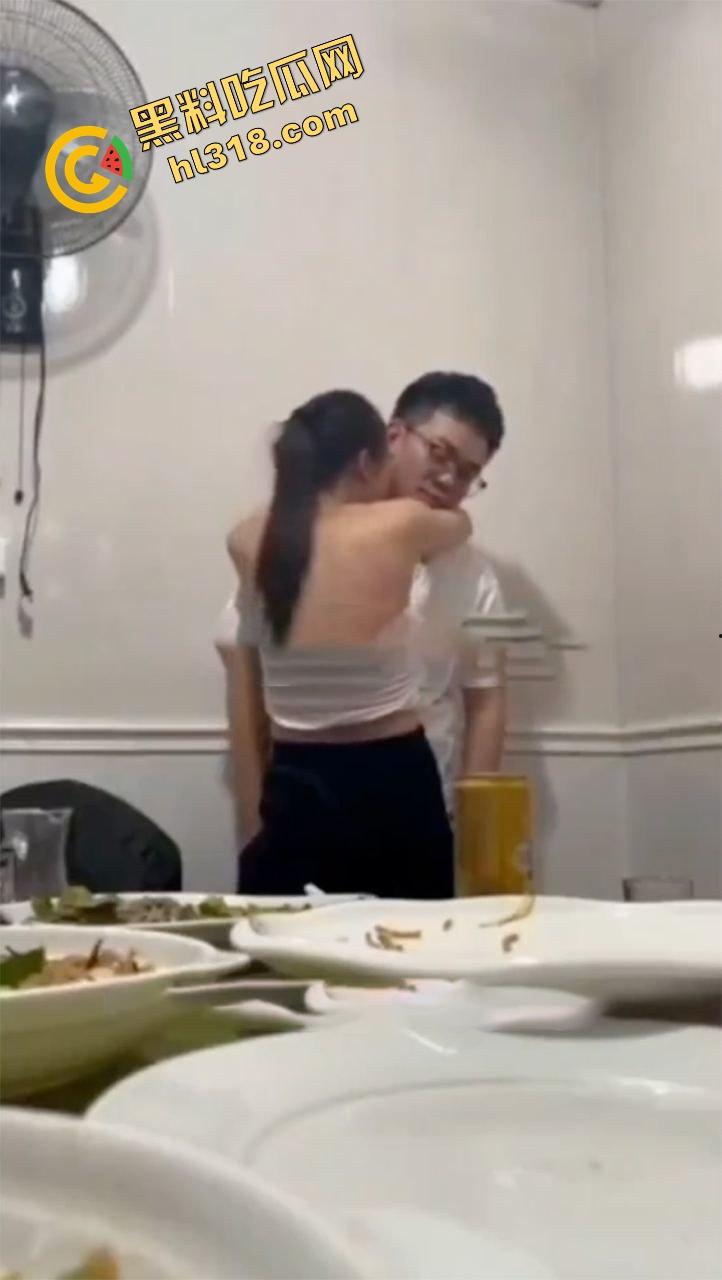 同学聚会惊现大奶初恋白月光,喝多非要炫耀胸大还强行舌吻,老公在家打游戏,这波到底谁才是现任?-7