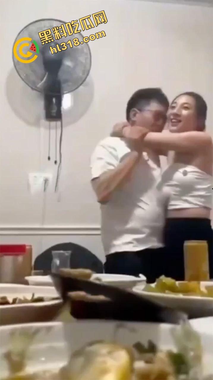 同学聚会惊现大奶初恋白月光,喝多非要炫耀胸大还强行舌吻,老公在家打游戏,这波到底谁才是现任?-9