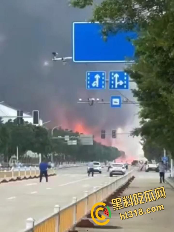 福清厂房大火黑烟吞没半城,黑烟冲天形势严峻,消防硬汉玩命压火硬刚,黑烟抢救零伤亡!-8