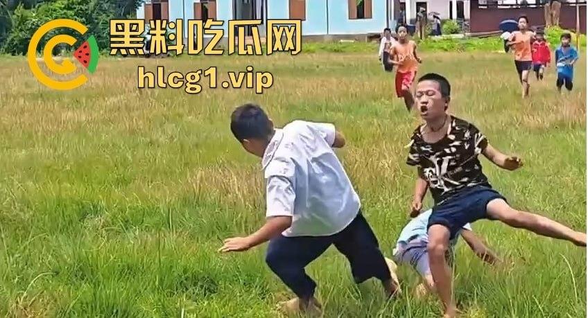 足球小子上演‘国足即视感’!场上到底是在踢球还是在踢人,有海参哥那味了!-1