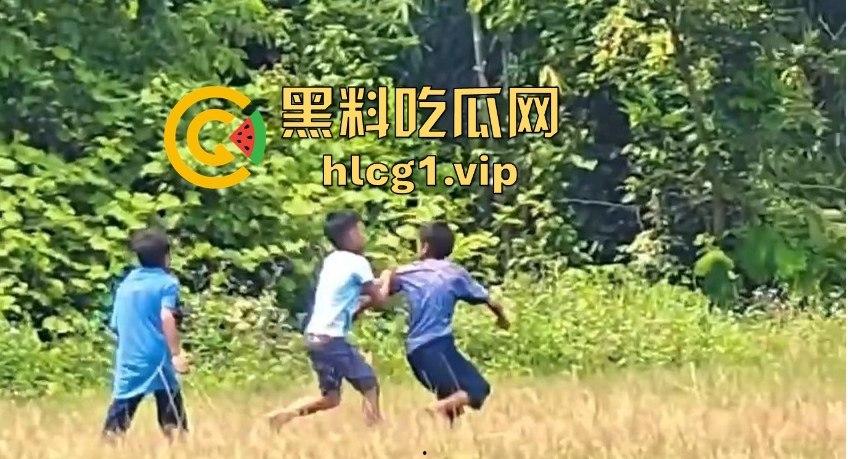 足球小子上演‘国足即视感’!场上到底是在踢球还是在踢人,有海参哥那味了!-3