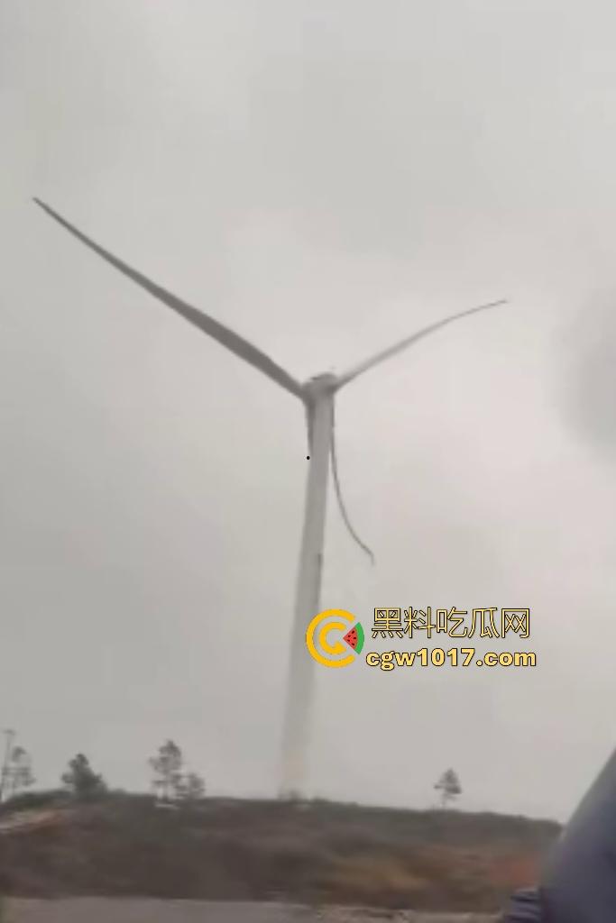 11月9日江西九江鄱阳湖服务区，吉电风扇叶突然断裂，玻璃纤维漫天飞舞，居民吸入有炸肺的风险，这都没人管？-7