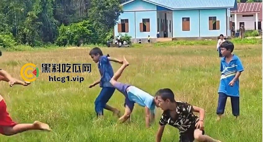 足球小子上演‘国足即视感’!场上到底是在踢球还是在踢人,有海参哥那味了!-8