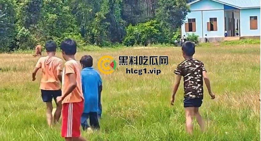 足球小子上演‘国足即视感’!场上到底是在踢球还是在踢人,有海参哥那味了!-9