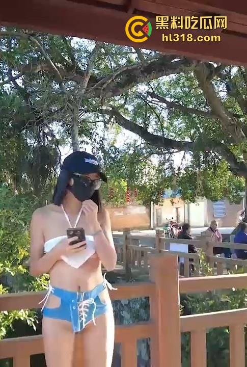 户外露出博主【CikaiMoon】广州成中村性感裸装逛街，乳头跟骚逼都若隐若现，弯腰露奶还勾引大爷问路！-4