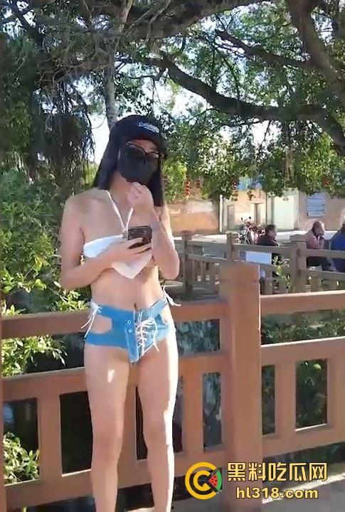 户外露出博主【CikaiMoon】广州成中村性感裸装逛街，乳头跟骚逼都若隐若现，弯腰露奶还勾引大爷问路！-5