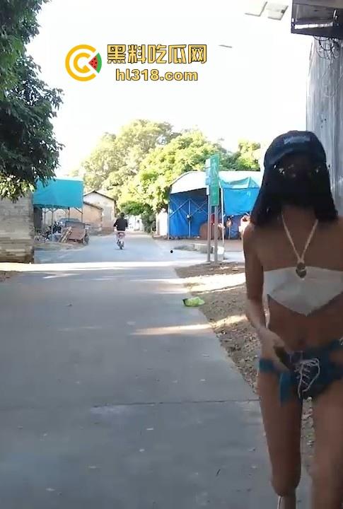 户外露出博主【CikaiMoon】广州成中村性感裸装逛街，乳头跟骚逼都若隐若现，弯腰露奶还勾引大爷问路！-7