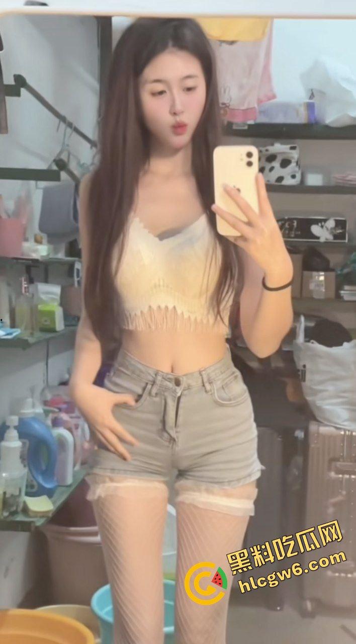 抖音湖南工业大专反差婊骚鸡『沛沛不会扭』私拍脱衣裸露大奶供金主观赏！原创独家真实曝光！-4