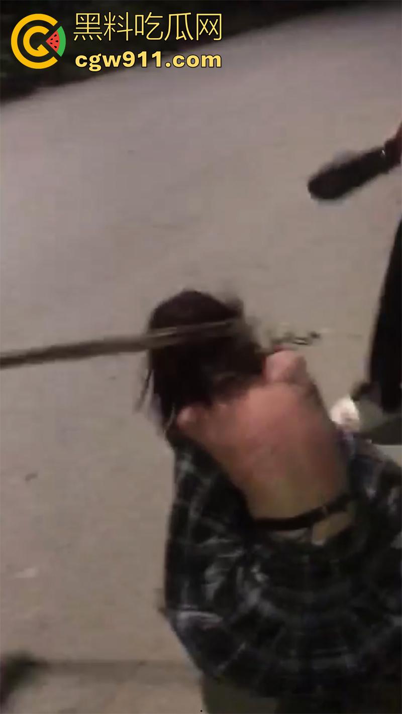 广西翻版陈美娇，靠逼勾引男人见人就睡，结果被其女友发现，带人直接围堵群殴，直接打到下跪磕头！-1