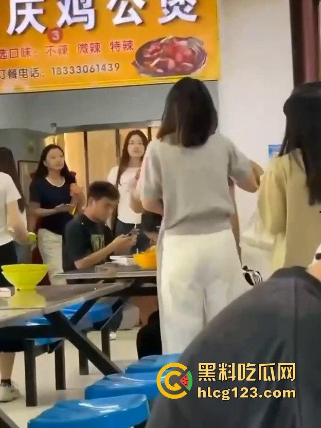 长沙大学食堂撕逼大戏!学姐内衣都被扯了,旁边人继续低头吃饭真心稳!-5