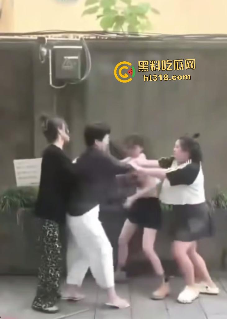 小三正房羞辱战！正房拉横幅感谢“张梦迪为我老公提供性服务”，把AV女优现实化，这真是字字诛心啊！-7