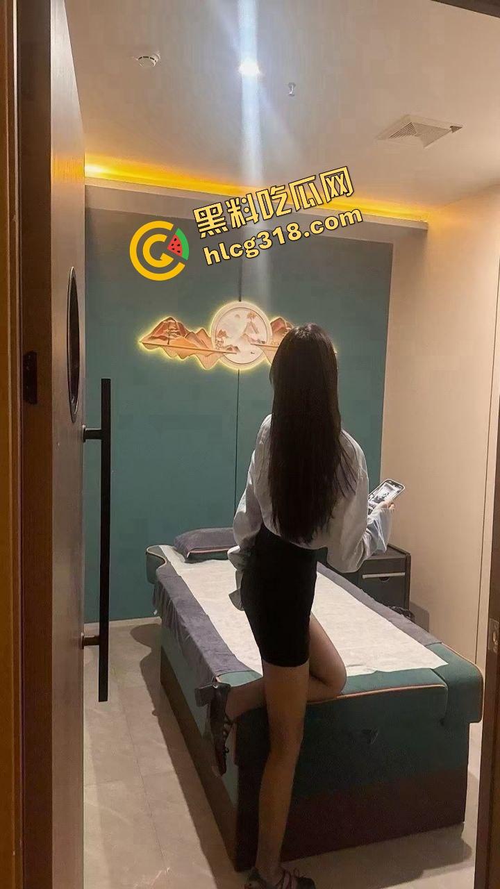 花钱买刺激,技师无套真他妈爽,逼水多到流床下,逼里一滑全身都麻了就是怕得病,操一次爽仨月!-1