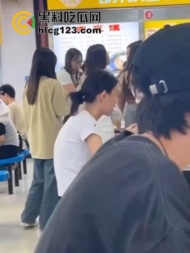 长沙大学食堂撕逼大戏!学姐内衣都被扯了,旁边人继续低头吃饭真心稳!-10