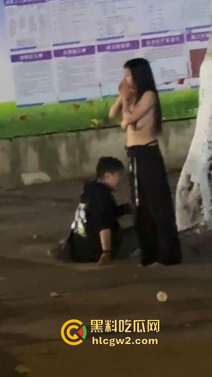 宁波情侣喝多街头吵架 男方直接扒女孩衣服裤子 女的索性光着走大街上!这丢人现眼的,第二天上头条!-3