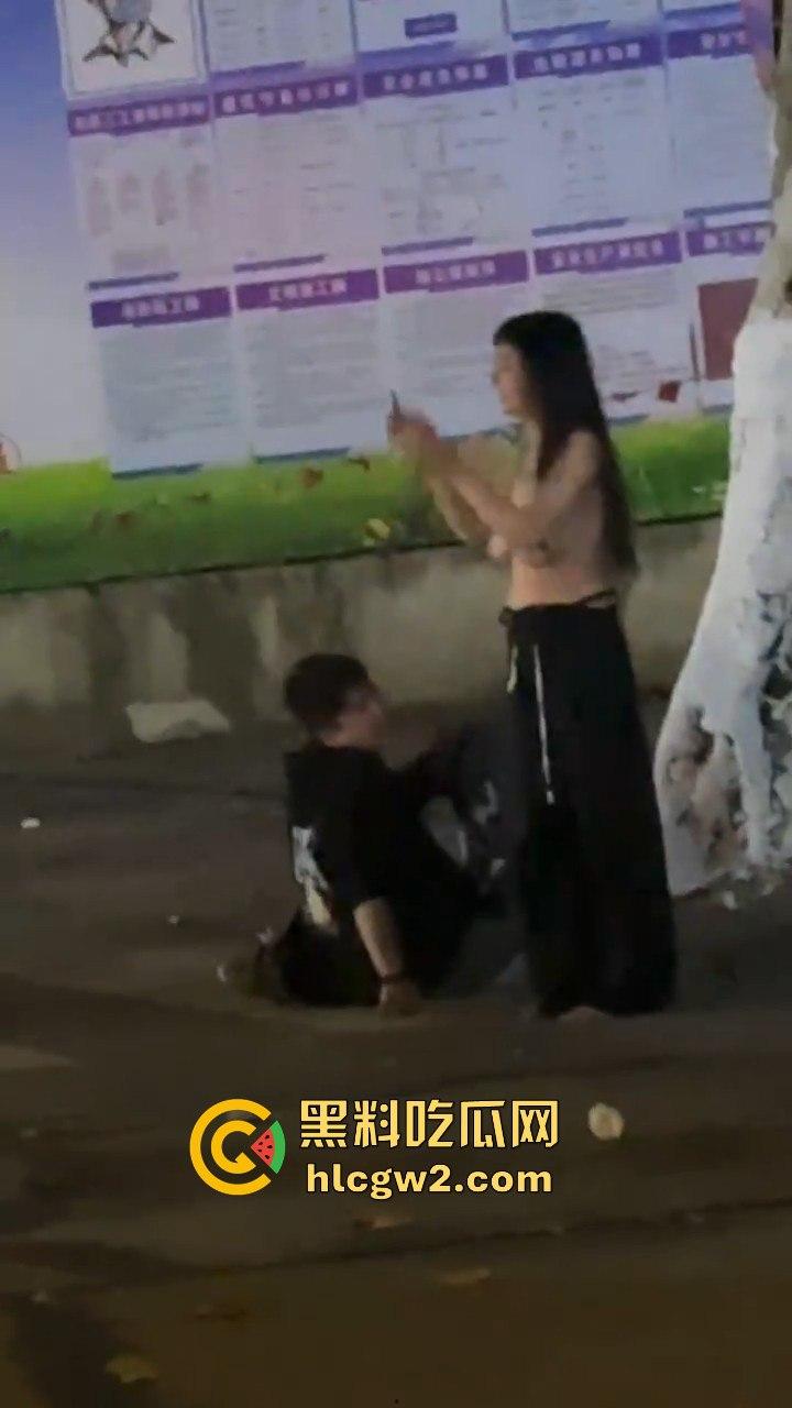 宁波情侣喝多街头吵架 男方直接扒女孩衣服裤子 女的索性光着走大街上!这丢人现眼的,第二天上头条!-6