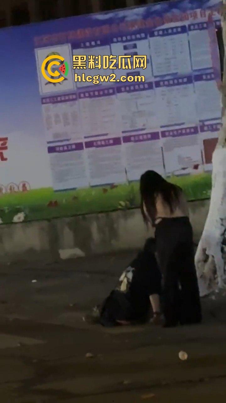 宁波情侣喝多街头吵架 男方直接扒女孩衣服裤子 女的索性光着走大街上!这丢人现眼的,第二天上头条!-7
