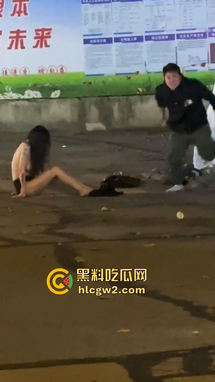 宁波情侣喝多街头吵架 男方直接扒女孩衣服裤子 女的索性光着走大街上!这丢人现眼的,第二天上头条!-8